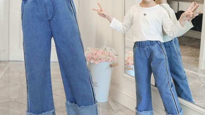 Áo thun + quần jean ống loe